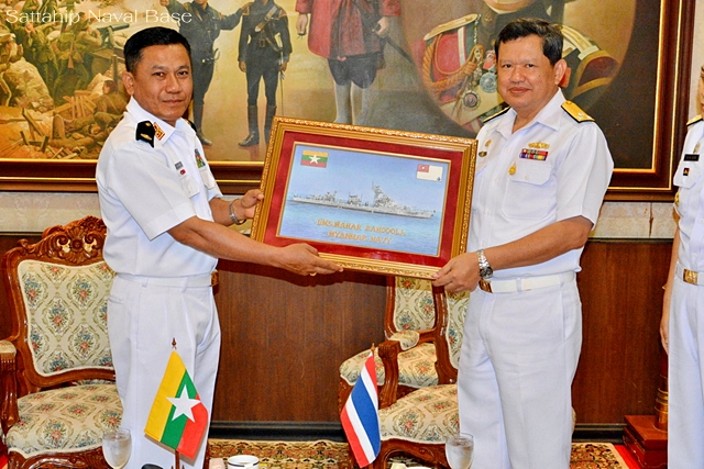 พลเรือโท วิพากษ์ น้อยจินดา ผู้บัญชาการฐานทัพเรือสัตหีบ  รับการเยี่ยมคำนับจาก พลเรือจัตวา Htay  Naing ผู้บัญชาการกองบัญชาการฝึก กองทัพเรือสาธาณรัฐแห่งสหภาพเมียนมา นาวาเอก Ye Min Oo ผู้บัญชาการกองเรือที่ ๑ กองทัพเรือสาธาณรัฐแห่งสหภาพเมียนมาร์