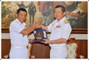 พลเรือโท วิพากษ์ น้อยจินดา ผู้บัญชาการฐานทัพเรือสัตหีบ รับการเยี่ยมคำนับจาก พลเรือตรี Darwanto ผู้บัญชาการกองเรือภาคตะวันออก กองทัพเรือ อินโดนีเซีย