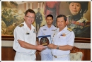 พลเรือโท วิพากษ์ น้อยจินดา ผู้บัญชาการฐานทัพเรือสัตหีบ รับการเยี่ยมคำนับจาก นาวาเอก Lvan Lngham ผู้บังคับการเรือ HMAS PERTH กองทัพเรือเครือรัฐออสเตรเลีย ในโอกาสเข้าเยี่ยมประเทศไทย