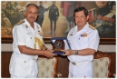 พลเรือโท วิพากษ์  น้อยจินดา ผู้บัญชาการฐานทัพเรือสัตหีบ ให้การต้อนรับ พลเรือตรีAJENDRA BAHADUR SING ผู้บัญชาการกองเรือภาคตะวันออก กองทัพเรือ อินเดีย