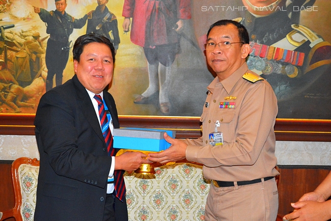 รองผู้บัญชาการฐานทัพเรือสัตหีบ รับการเยี่ยมคำนับอวยพรปีใหม่จากผู้ช่วยกรรมการผู้จัดการใหญ่ ธนาคารทหารไทย จำกัด (มหาชน)
