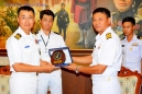 นาวาเอก สมชาติ  สะตะ  รองเสนาธิการฐานทัพเรือสัตหีบ รับการเยี่ยมคำนับจาก นาวาเอก Kim,Ki-Hwan ผู้บังคับการเรือMunmu Daewang กองทัพเรือสาธารณรัฐเกาหลี ในโอกาสเข้าเยี่ยมประเทศไทย